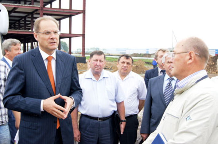 Василий Юрченко на объектах  промышленно-логистического парка. Июль 2011 года.. Фото Николая ЦАРЕВА