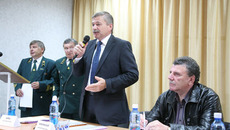 Алексей Хомлянский пожелал лесникам процветания. Фото Михаила ПЕРМИНА