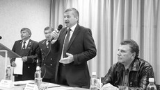 Алексей Хомлянский пожелал лесникам процветания. Фото Михаила ПЕРМИНА