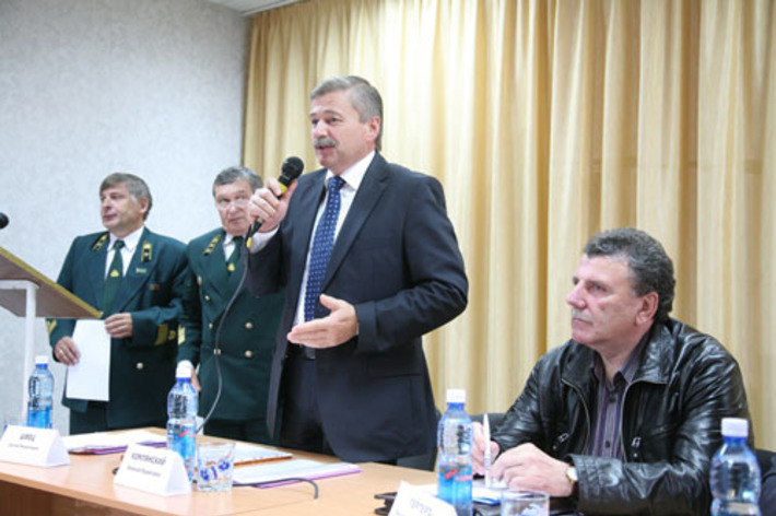 Алексей Хомлянский пожелал лесникам процветания. Фото Михаила ПЕРМИНА