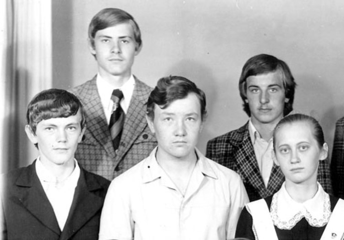 Василий ЮРЧЕНКО, губернатор Новосибирской области (на фото слева вверху): — Я учился в средней школе №1 города Карасука и очень хорошо помню свой класс, свое 1 сентября, свою первую учительницу Марию Ивановну, которая была моей наставницей до третьего класса включительно. Она сейчас, правда, в Карасуке уже не живёт, но я ее помню, как и всех других своих учителей. В нашей школе работали хорошие педагоги, они отдавали свое сердце детям, были для нас примером во всем, воспитывали нас патриотами своей страны, прививали любовь к знаниям. Я очень благодарен своим учителям и вспоминаю их с особой теплотой.