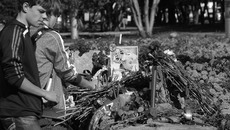 Весь день болельщики несли цветы... Фото Михаила ПЕРМИНА