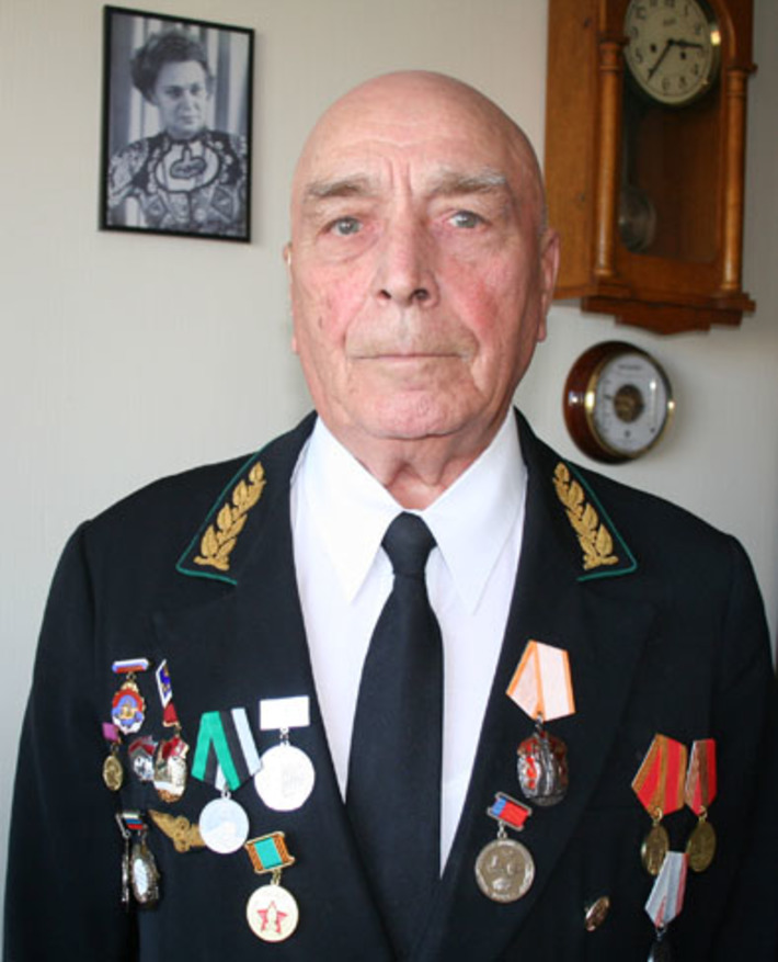 Почётный железнодорожник, кавалер ордена «Знак почёта», заслуженный работник транспорта РСФСР, почётный ветеран ЗСЖД, труженик тыла, ветеран труда Василий Семёнович Гусев также награжден медалями в честь «110-летия Транссиба»,  в честь 50-летия и 60-летия «Победы в Великой Отечественной войне»,  «За заслуги перед Кузбассом» 1-й и 2-й степени и знаком «Ударник сталинского призыва»