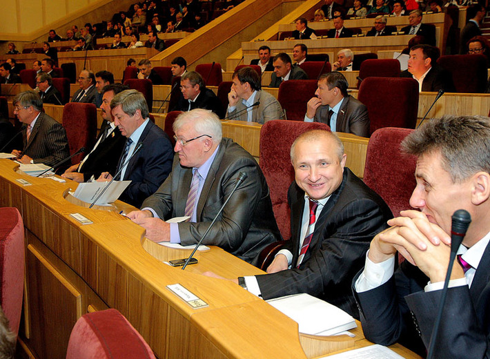 Депутаты Законодательного собрания утвердили изменения в областной бюджет текущего года . Фото Павла КОМАРОВА