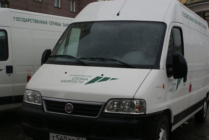 Сегодня мобильные центры занятости прикреплены к 13 районам Новосибирской области. Но отдалённые деревни и сёла есть в каждом районе, поэтому нередко возникает необходимость выезда мобильной бригады в соседние районы. Так, в этом году Баганский центр занятости предоставил мобильный центр для работы в Купинском районе, а при помощи мобильного центра Маслянинского района специалисты провели работу с выпускниками 9 — 11-х классов шайдуровской средней школы Сузунского района.