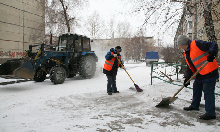 Работники ЗАО «Управляющая компания «СПАС-Дом» встречают зиму во всеоружии. Фото Михаила ПЕРМИНА