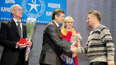 Николай Якимов и Юрий Бернадский поздравляют с победой в конкурсе «100 лучших товаров России» индивидуального предпринимателя Евгения Бодунова