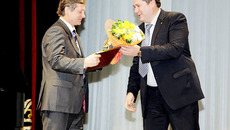 Сергей Сёмка (справа) вручает награду  Юрию Бернадскому, президенту Новосибирской городской Торгово- промышленной палаты. Фото Павла КОМАРОВА