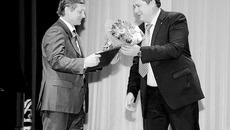 Сергей Сёмка (справа) вручает награду  Юрию Бернадскому, президенту Новосибирской городской Торгово- промышленной палаты. Фото Павла КОМАРОВА