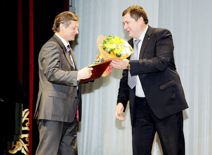 Сергей Сёмка (справа) вручает награду  Юрию Бернадскому, президенту Новосибирской городской Торгово- промышленной палаты. Фото Павла КОМАРОВА