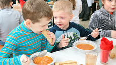 Во всех школах должно быть недорогое горячее питание. Фото Сергея ДЯТЛОВА (архив)
