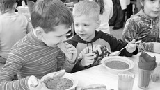 Во всех школах должно быть недорогое горячее питание. Фото Сергея ДЯТЛОВА (архив)