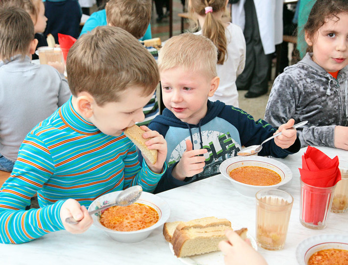 Во всех школах должно быть недорогое горячее питание. Фото Сергея ДЯТЛОВА (архив)