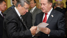 Член социального комитета Юрий Зозуля  и спикер Заксобрания Иван Мороз:  бюджет — на пользу людям . Фото Павла КОМАРОВА