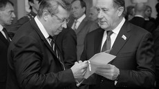 Член социального комитета Юрий Зозуля  и спикер Заксобрания Иван Мороз:  бюджет — на пользу людям . Фото Павла КОМАРОВА