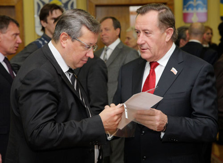 Член социального комитета Юрий Зозуля  и спикер Заксобрания Иван Мороз:  бюджет — на пользу людям . Фото Павла КОМАРОВА