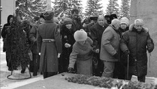 Цветы к Вечному огню возлагают ветераны войны и труда. Фото пресс-службы губернатора и правительства НСО