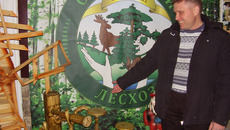 Владимир Подоплелов представляет продукцию Ордынского лесхоза, дипломанта данной ярмарки. Фото Марины ЛУПЕЙКЕНЕ