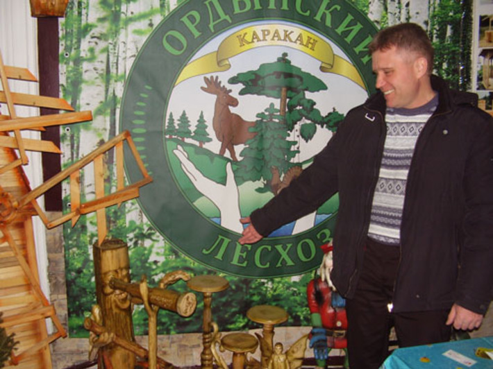 Владимир Подоплелов представляет продукцию Ордынского лесхоза, дипломанта данной ярмарки. Фото Марины ЛУПЕЙКЕНЕ