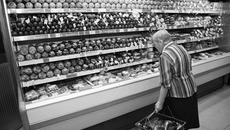 Возникает интересный вопрос: почему  цена со скидкой указана крупными цифрами,  а без скидки — мелкими? Фото с www.rateshops.ru