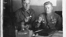 Фронт и тыл: (справа налево) Герой Советского Союза Анатолий Борискин и первый секретарь райкома Северного района Николай Смольцовников, 1944 год. Фото из семейного архива Смольцовниковых