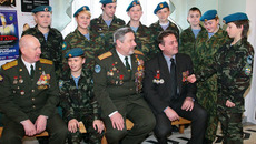 Ветераны боевых действий в Афганистане Николай Голубятников, Владимир Шуплецов и Николай Кудрявцев на встрече с членами военно-патриотического клуба «Юнармеец» Колыванского района (февраль, 2010 год). Фото Сергея ДЯТЛОВА