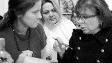 Ирина Роднина (справа) на встрече  с общественностью в посёлке Краснообске. Фото Натальи МАНТОРОВОЙ