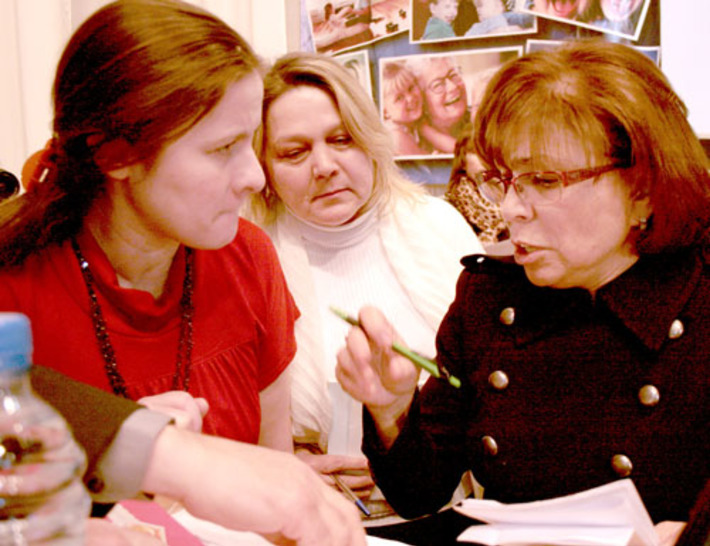 Ирина Роднина (справа) на встрече  с общественностью в посёлке Краснообске. Фото Натальи МАНТОРОВОЙ