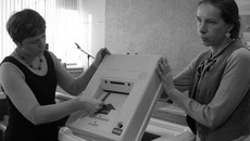 Чтобы выборы прошли без заминок, членам избиркомов рассказали  о тонкостях использования КОИБ. Фото Марианны ДАНИЛОВОЙ