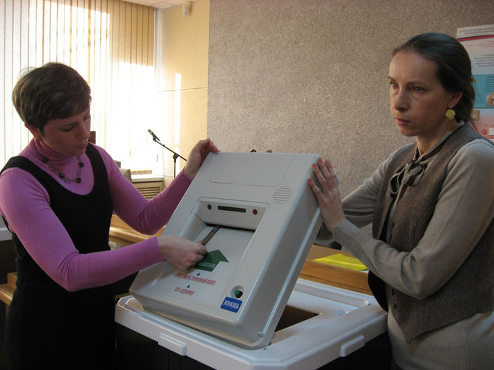 Чтобы выборы прошли без заминок, членам избиркомов рассказали  о тонкостях использования КОИБ. Фото Марианны ДАНИЛОВОЙ