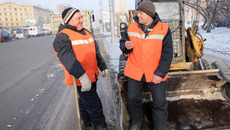 Снега с улиц Новосибирска пока вывезено меньше, чем год назад. Фото Павла КОМАРОВА