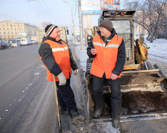 Снега с улиц Новосибирска пока вывезено меньше, чем год назад. Фото Павла КОМАРОВА