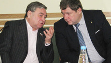 Евгений Покровский и Сергей Сёмка обсуждают перспективы развития Сузунского района.   Фото  Марианны ДАНИЛОВОЙ