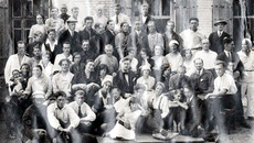 Коллектив театра у здания ТЮЗа на ул. Горького. 4-й сезон, 1934 год. Фото из личного архива Зои БУЛГАКОВОЙ