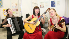 От маленьких слушателей участники проекта Новосибирской региональной организации Всероссийского музыкального общества чувствуют особую отдачу. Фото Михаила ПЕРМИНА