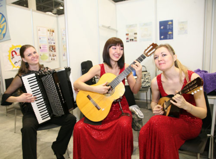 От маленьких слушателей участники проекта Новосибирской региональной организации Всероссийского музыкального общества чувствуют особую отдачу. Фото Михаила ПЕРМИНА