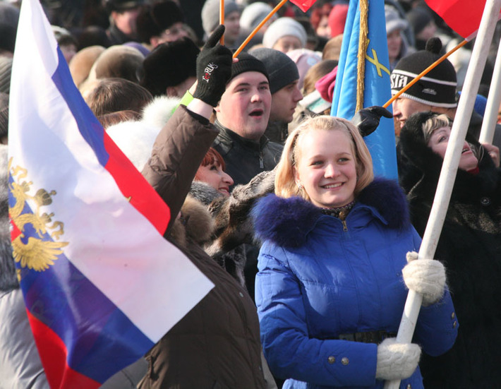 Вчера в областном центре у театра оперы и балета прошёл митинг  «Выбор сделан!» Фото Михаила ПЕРМИНА
