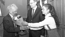 Среди награждённых директор Новосибирского зоопарка Ростислав Шило. Фото пресс-службы губернатора и правительства НСО