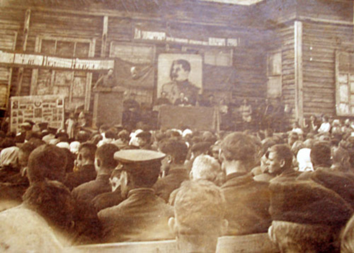 Собрание у районного Дома культуры в с. Кыштовка по случаю Победы над фашистской Германией, 1945 г. Фото из архива Кыштовской средней школы № 1