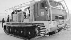 Вот такая машина создаёт  сейсмические сигналы из толщ земли. Фото предоставлено ОАО «Сибнефтегеофизика»