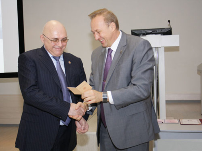 Почётный знак Сергею Пыхтину вручает ректор НГМУ Игорь Маринкин. Фото предоставлено Минсоцразвития