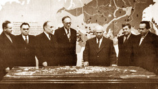 Никита Хрущёв поддержал почин по организации Сибирского отделения, но строительство высоток в Академгородке запретил. Предпочтение тогда отдавалось сборным панельным домам в четыре этажа. Фото с сайта www.itam.nsc.ru