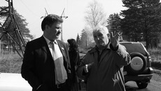 Депутат Законодательного собрания Александр Козлов показывает Сергею Титкову кратчайший путь в город