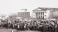 Первомайская демонстрация на центральной площади города. 70-е годы. Фото с сайта администрации Барабинского района