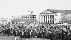 Первомайская демонстрация на центральной площади города. 70-е годы. Фото с сайта администрации Барабинского района