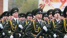 Главным праздничным событием, конечно же, станет парад. Фото Сергея ДЯТЛОВА