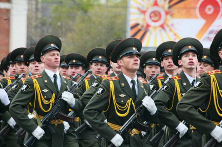 Главным праздничным событием, конечно же, станет парад. Фото Сергея ДЯТЛОВА