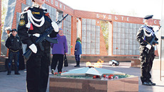 У мемориала памяти павших в годы войны. Фото предоставлены администрацией Карасукского района