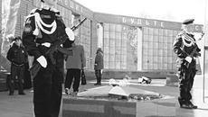 У мемориала памяти павших в годы войны. Фото предоставлены администрацией Карасукского района