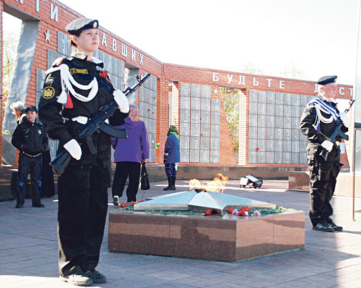 У мемориала памяти павших в годы войны. Фото предоставлены администрацией Карасукского района